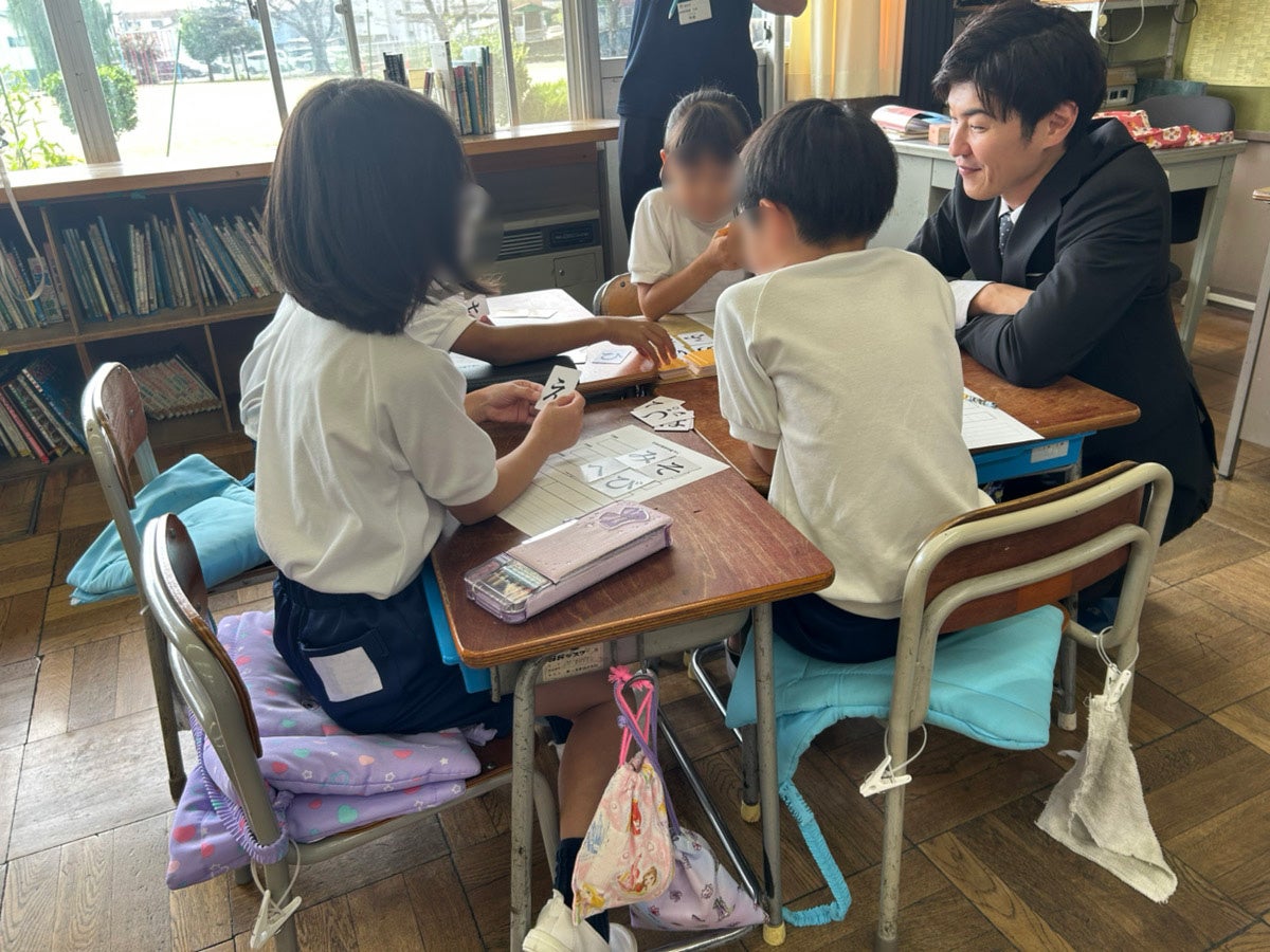 子どもたちがひらがなカードで学ぶ様子