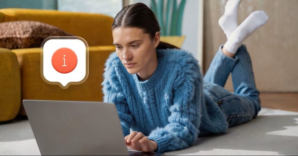 ネット閲覧中の女性と情報漏洩の危険