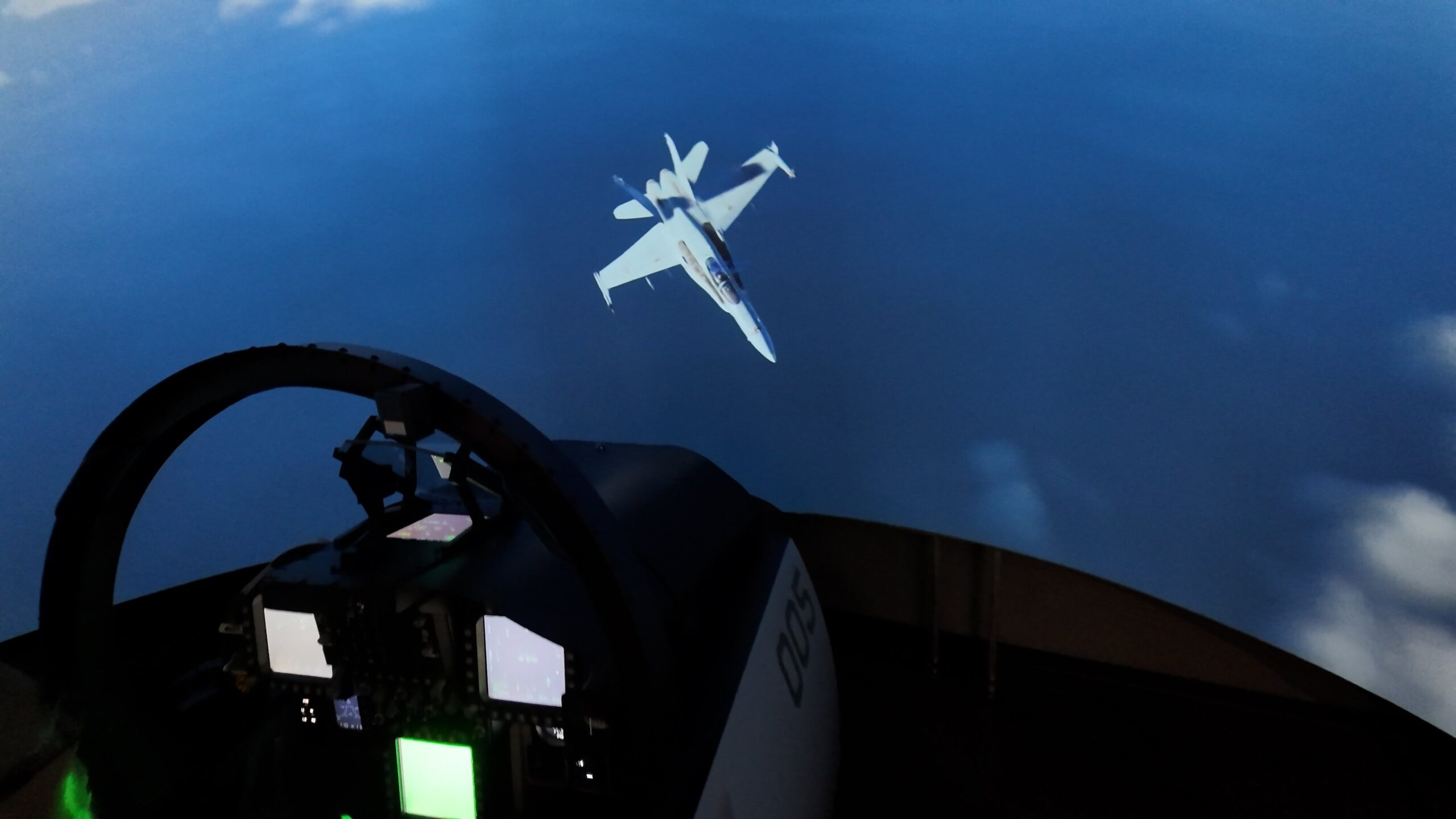 飛行シミュレーターの空中戦体験