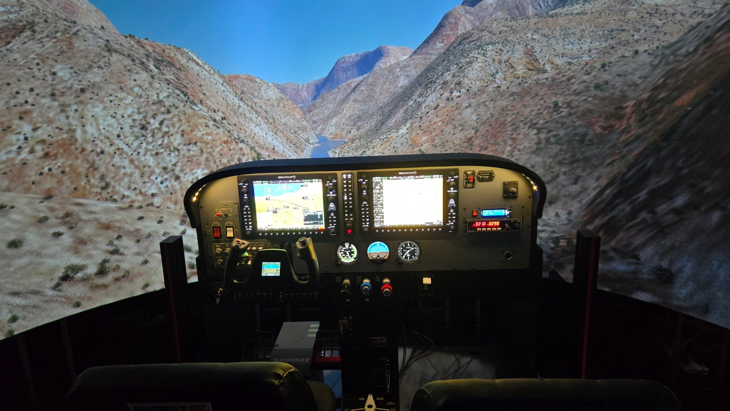 山岳地帯を飛行するシミュレーター