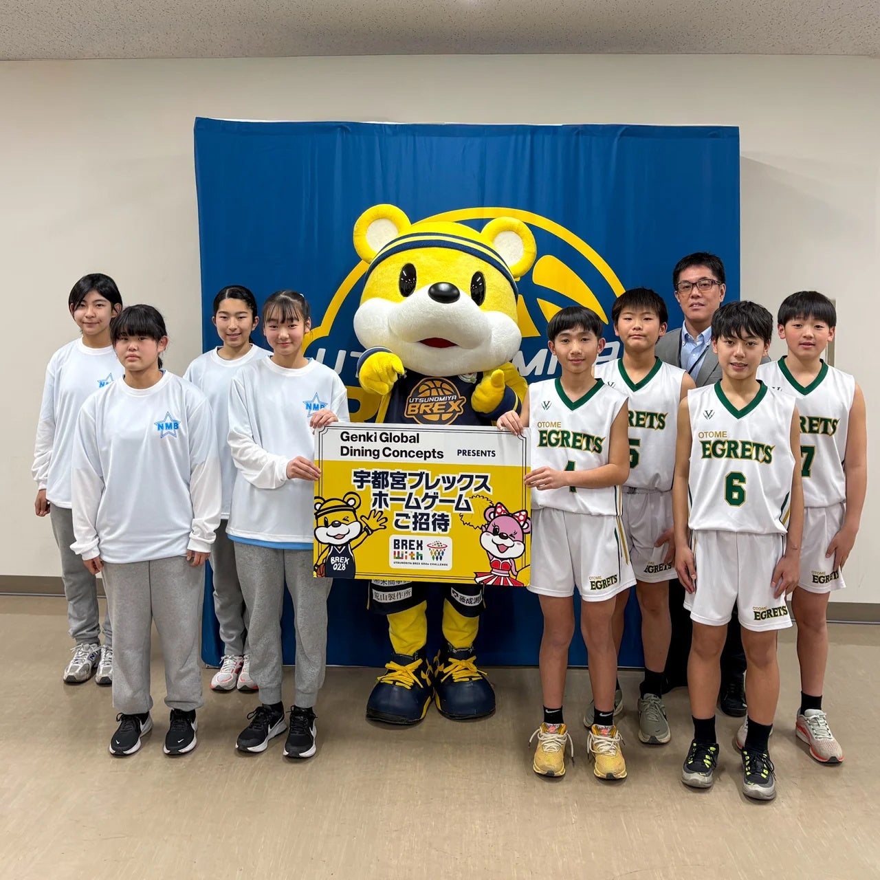 宇都宮ブレックスのマスコットと子どもたち