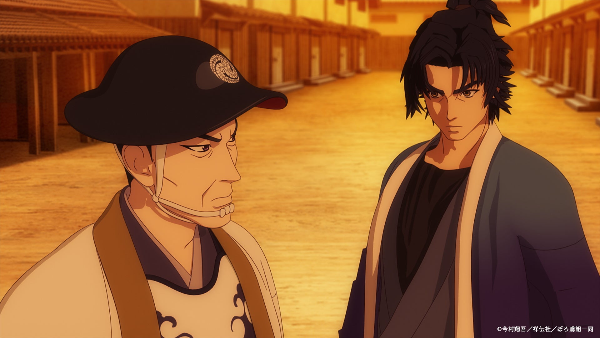 町で立つ二人のアニメキャラクター