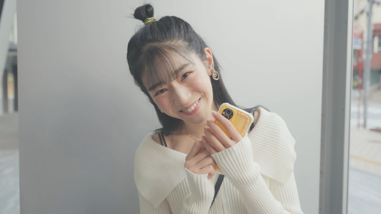 笑顔でスマホを持つ若い女性