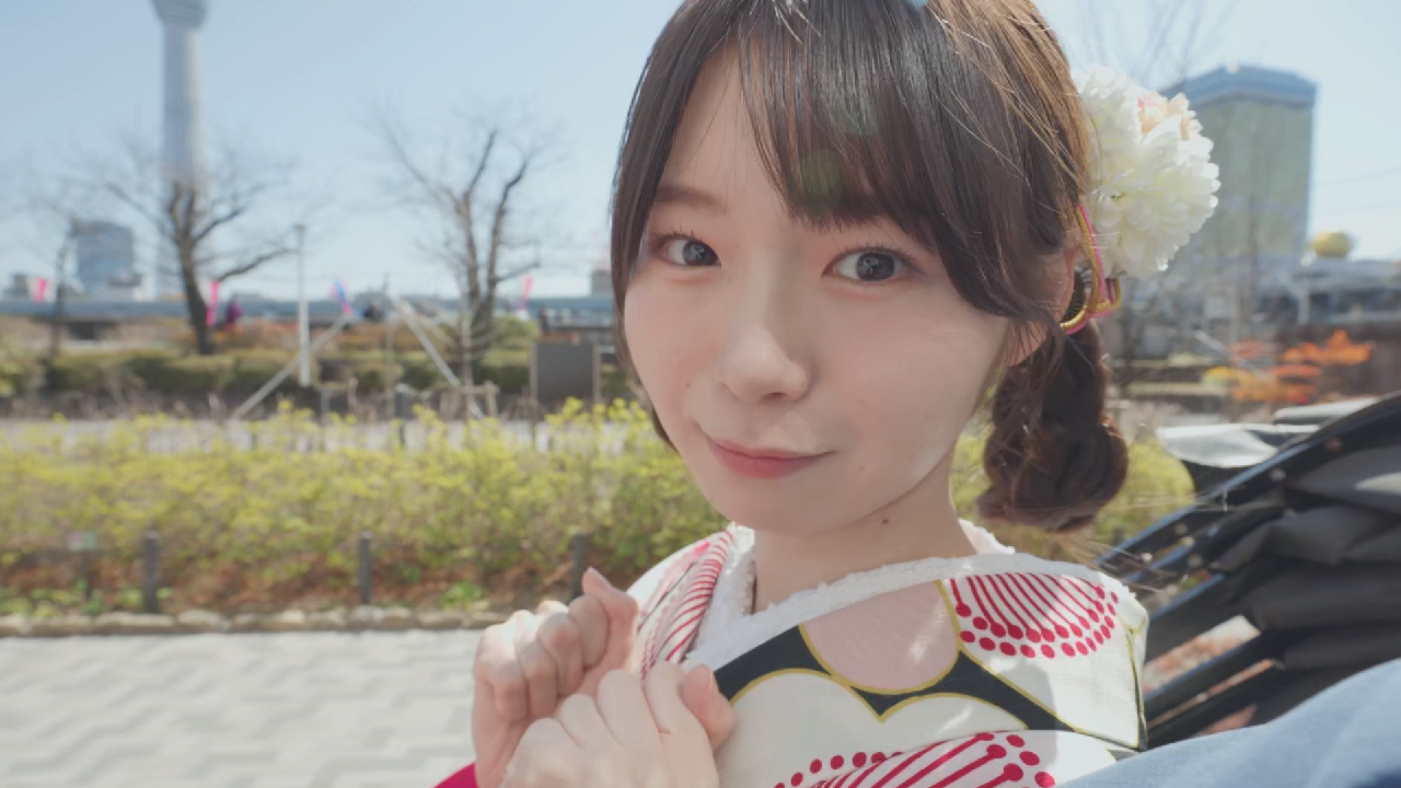 和服姿の女性が微笑む屋外風景