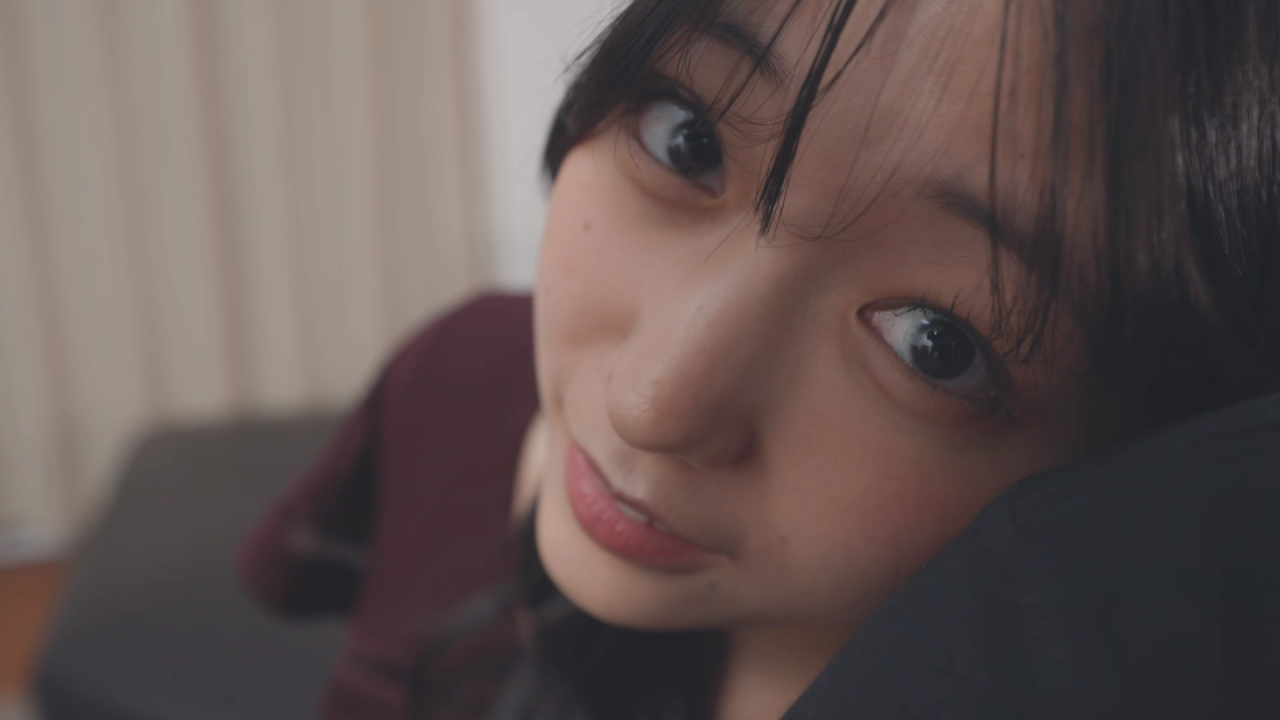 親密な表情で寄り添う女性