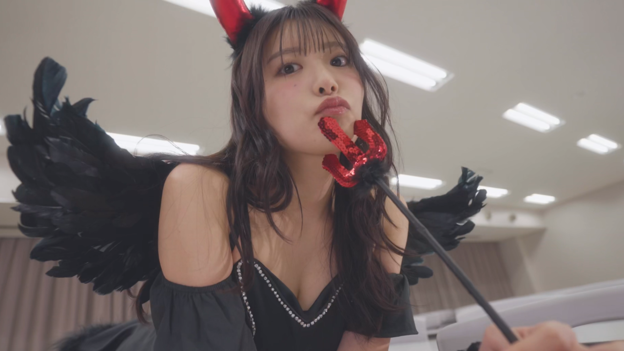 デビル風コスチュームの女性