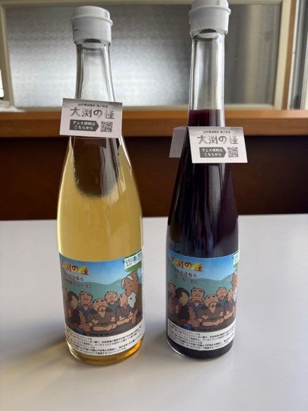 特製ぶどうジュースの白と赤のボトル