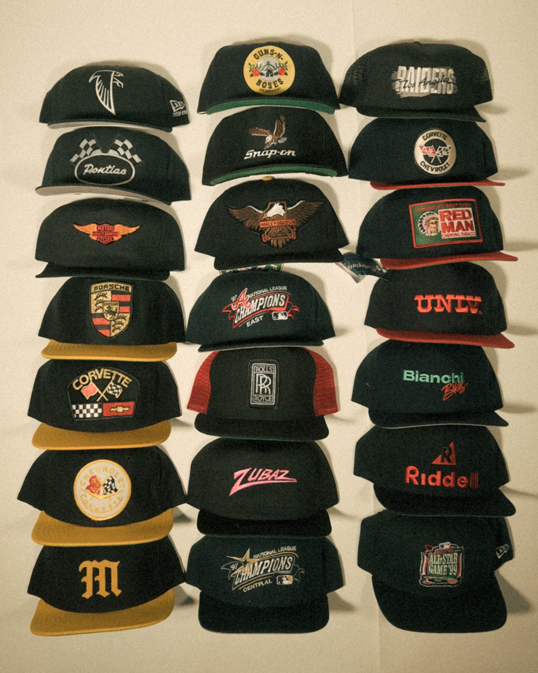 壁にディスプレイされたビンテージキャップ