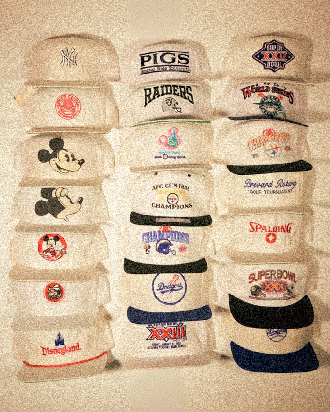 白地にデザインされたキャップのコレクション