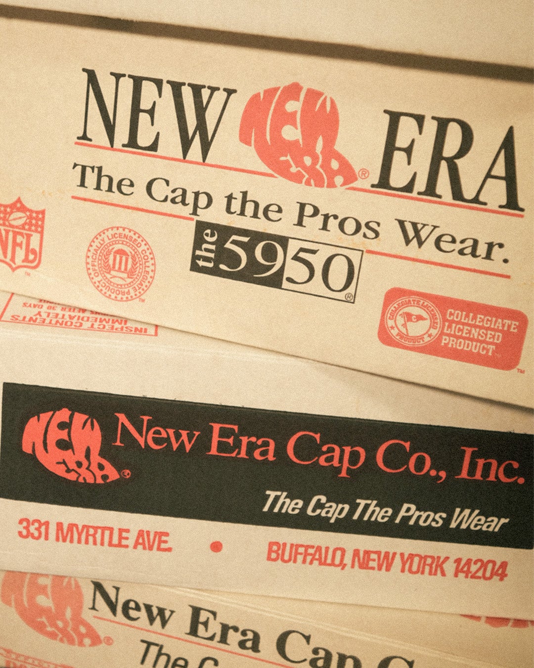 New Eraの段ボールが重なる様子