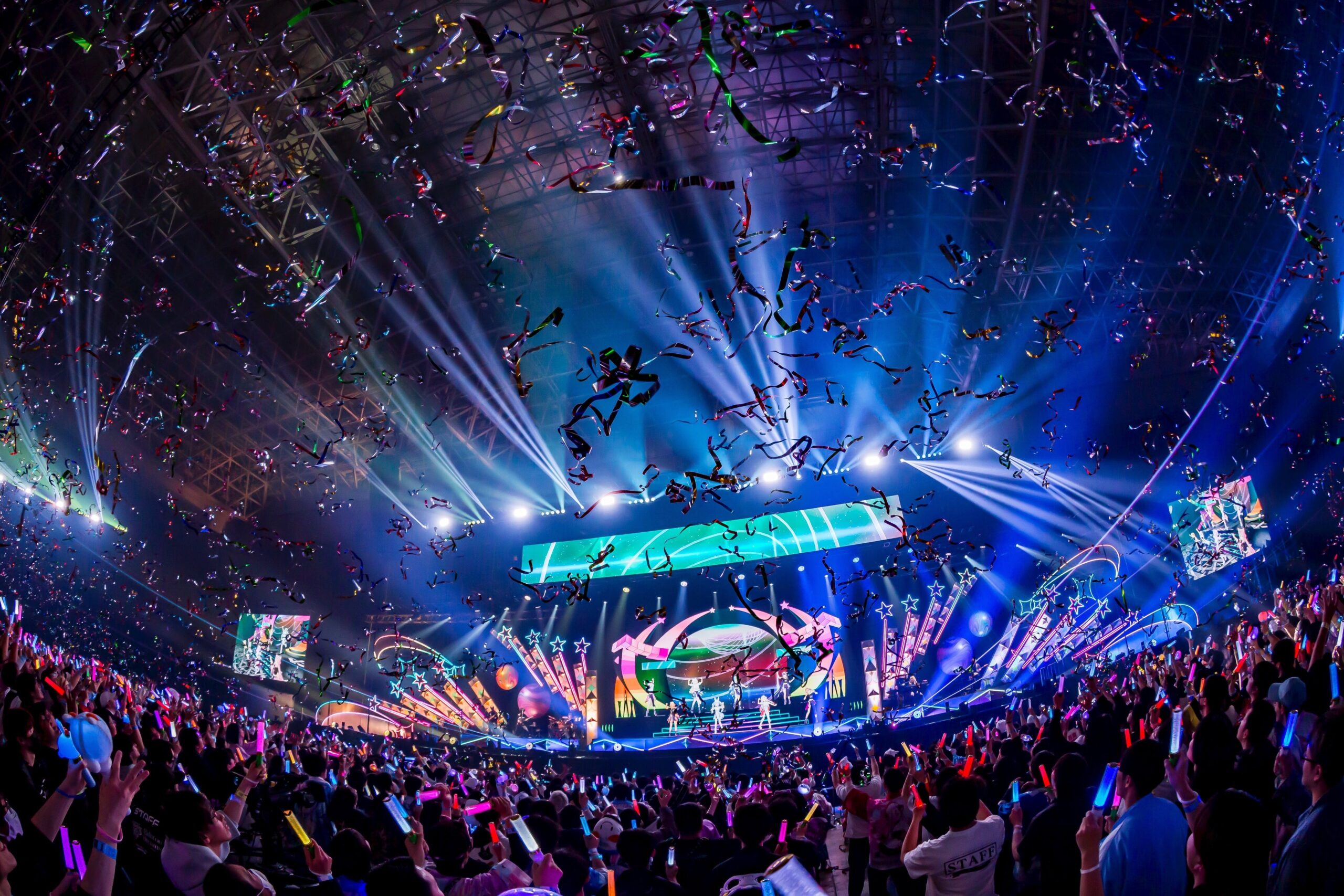 ライブ会場の派手な演出と盛り上がる観客