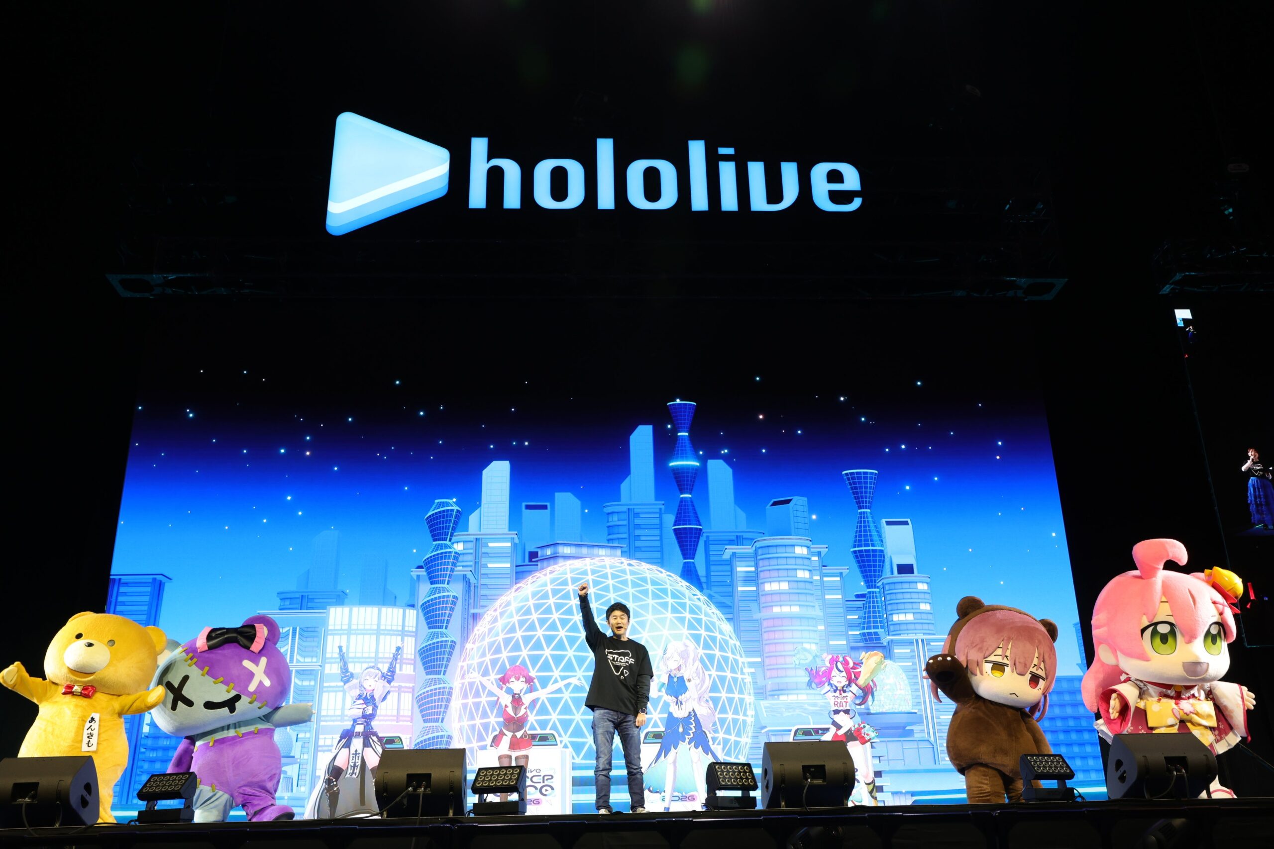 hololiveステージでのキャラクターとパフォーマンス