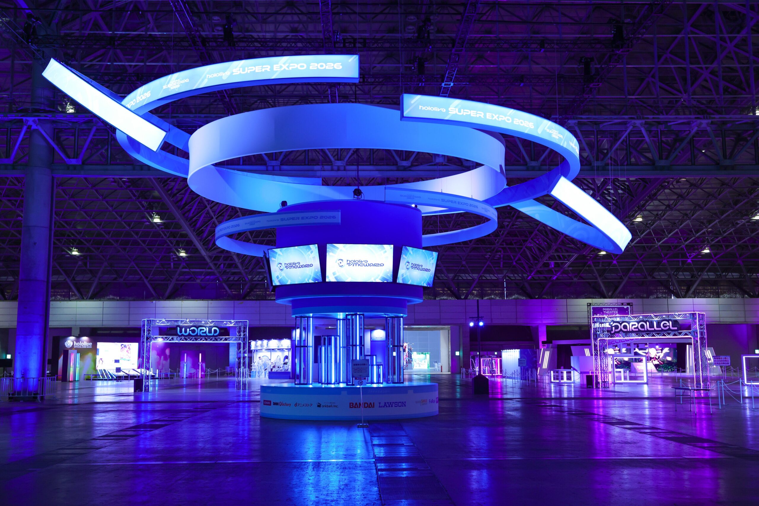 hololive SUPER EXPO 2026の未来的な展示ブース