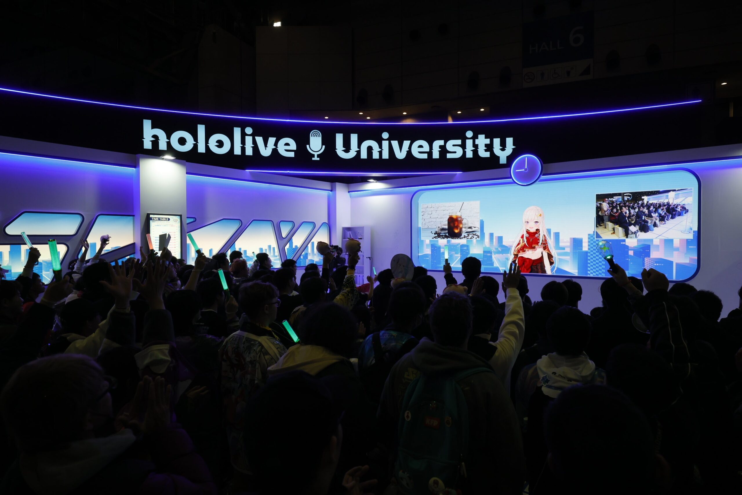 hololive Universityの観客とスクリーン