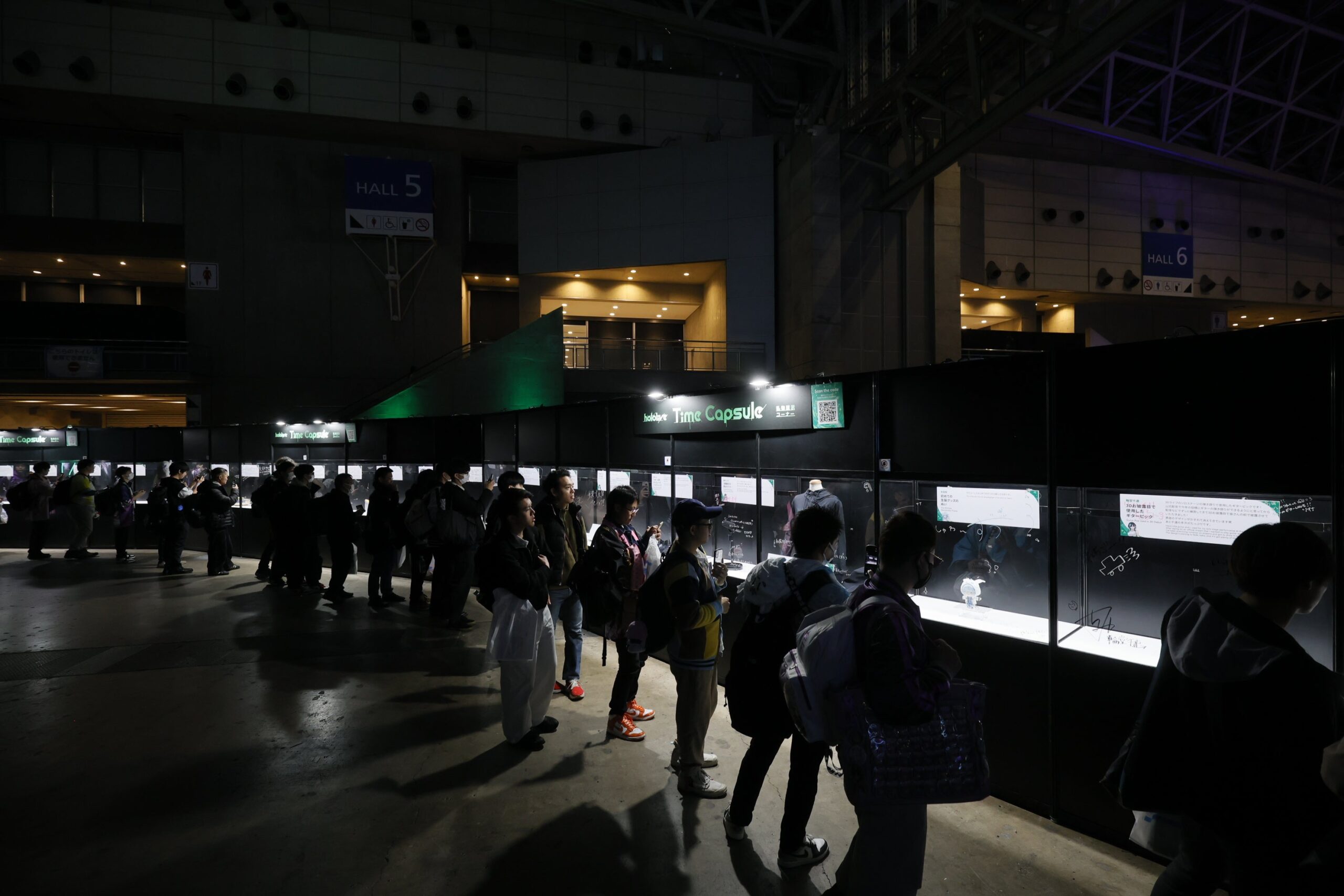 hololive Time Capsule展示を観覧する来場者