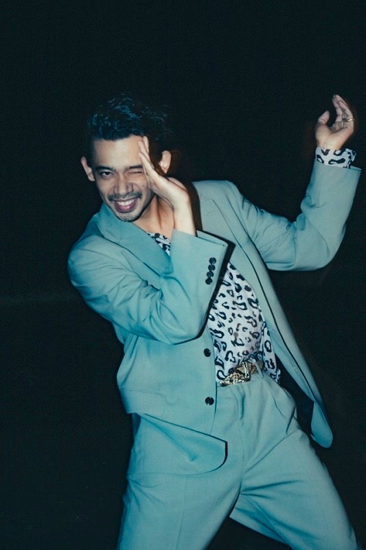 青いスーツを着た男性のダンスポーズ