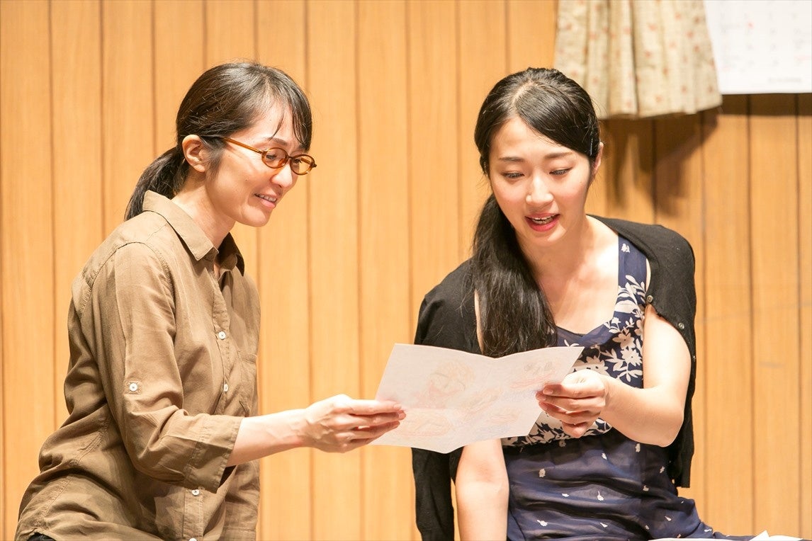 二人の女性が台本を読む舞台シーン