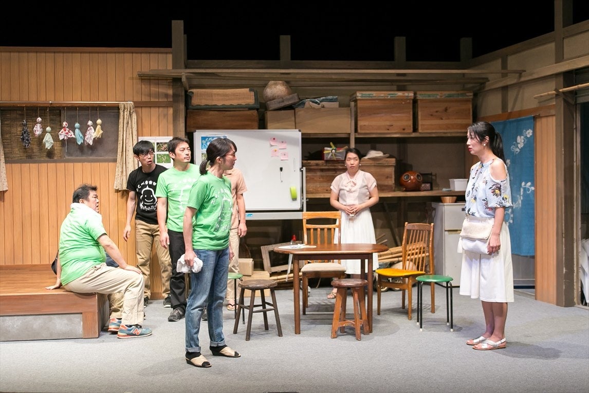 舞台に集まる出演者たちの会話