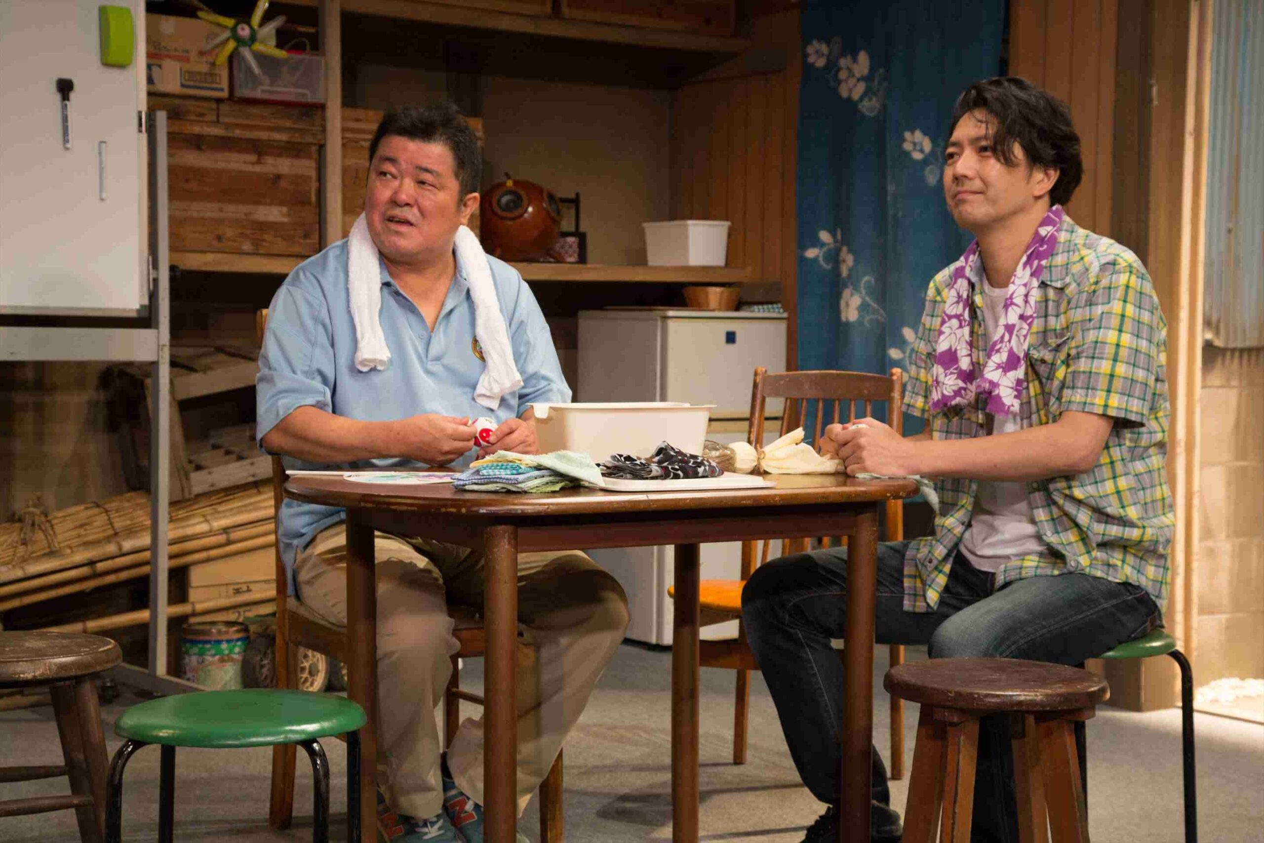 テーブルで語らう二人の男性