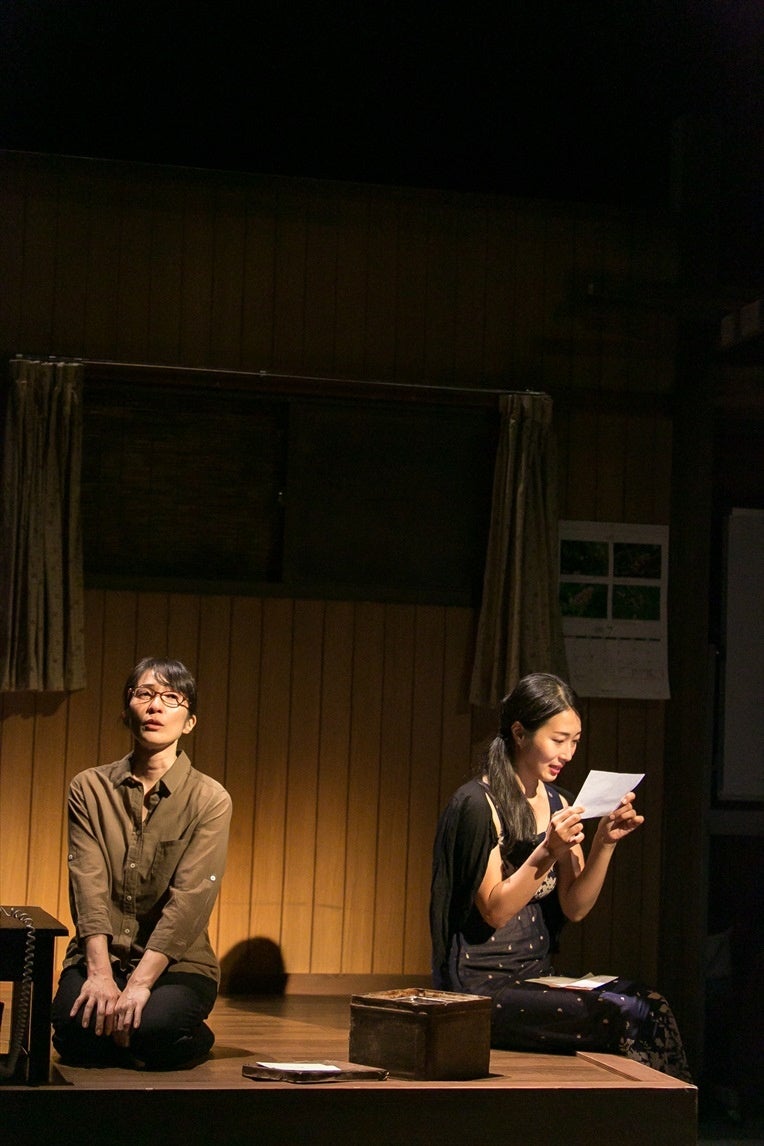 手紙を読む女性と同僚の演劇