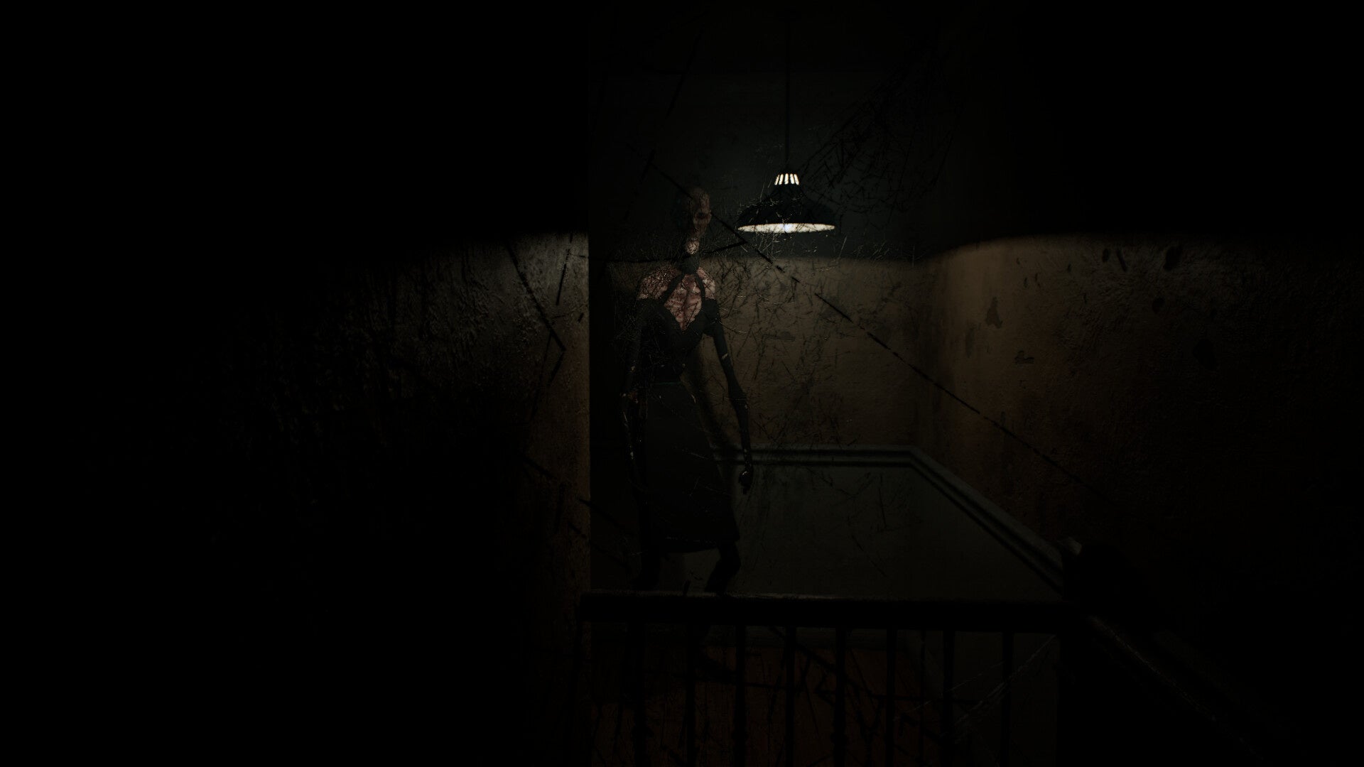 暗い廊下に佇む不気味な影