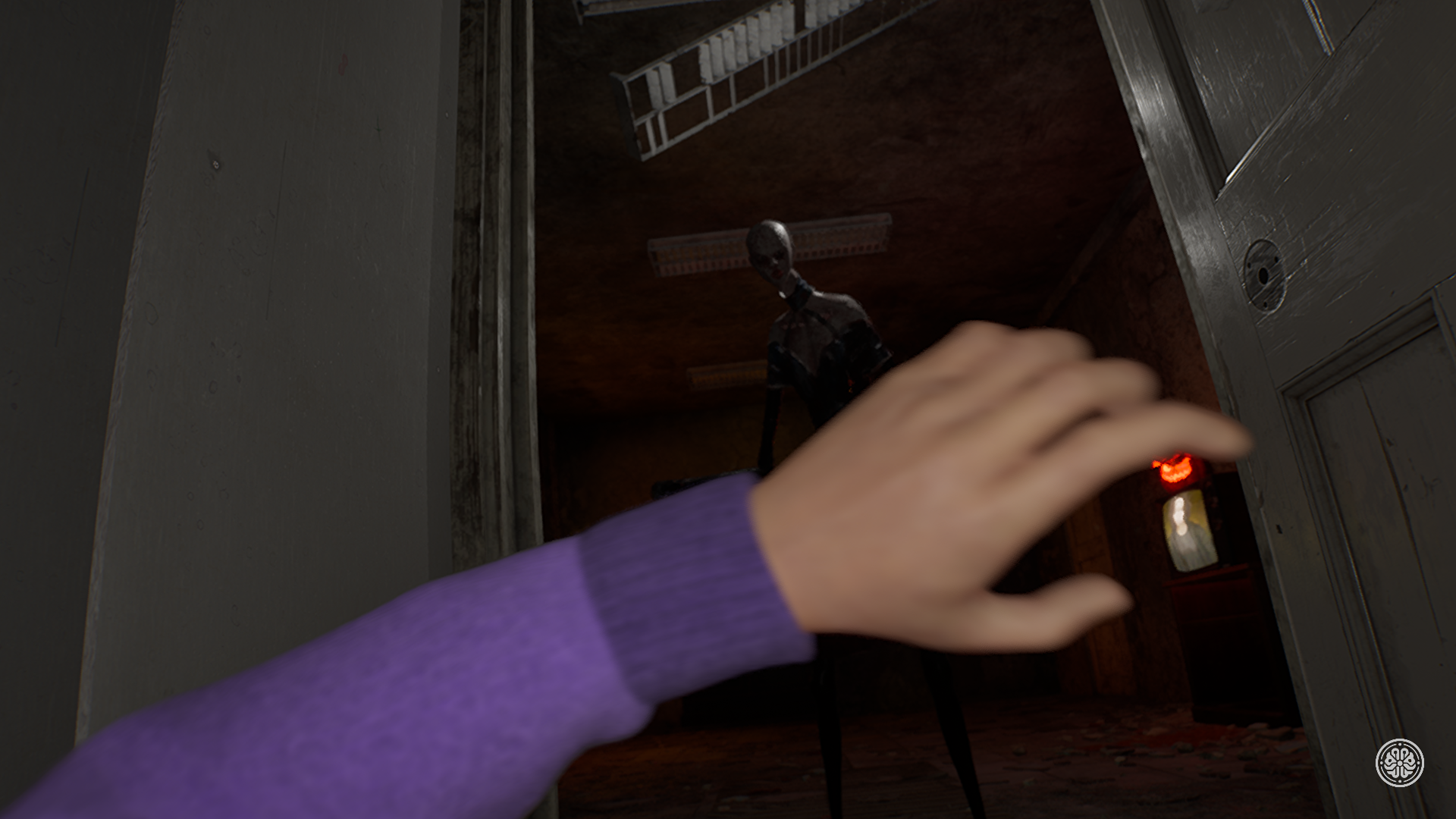 扉の向こうの敵と手