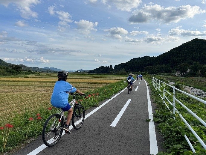 自然の中でのサイクリング風景