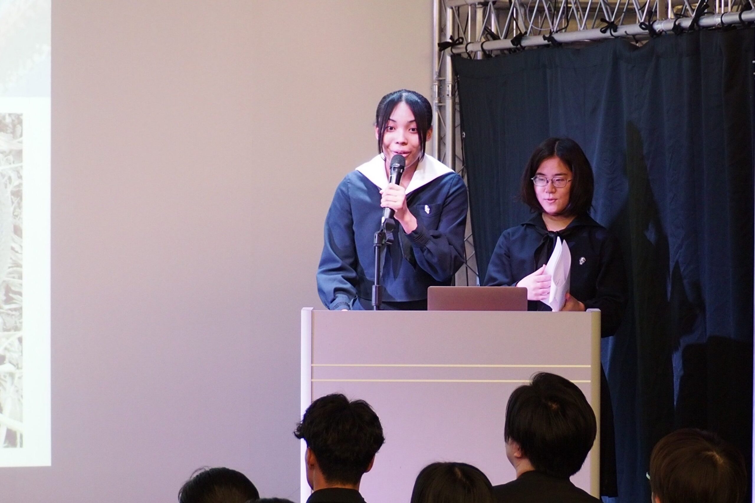 プレゼンテーション中のスピーカー二人