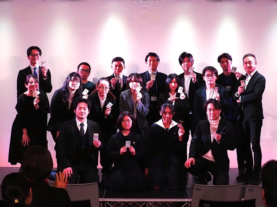 集団でカードを持っている参加者たち