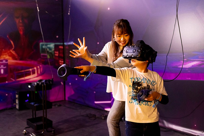 VR体験を楽しむ親子