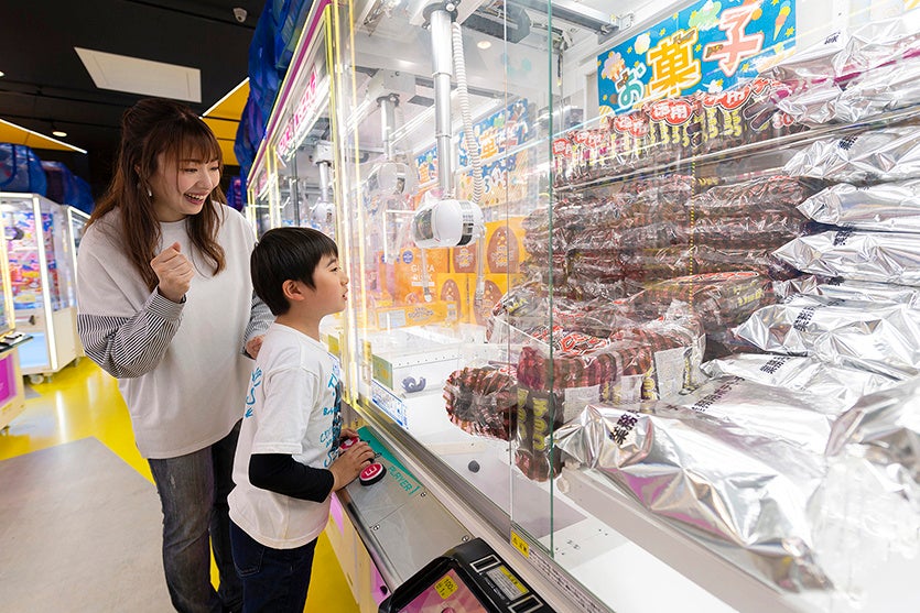 クレーンゲームを遊ぶ親子