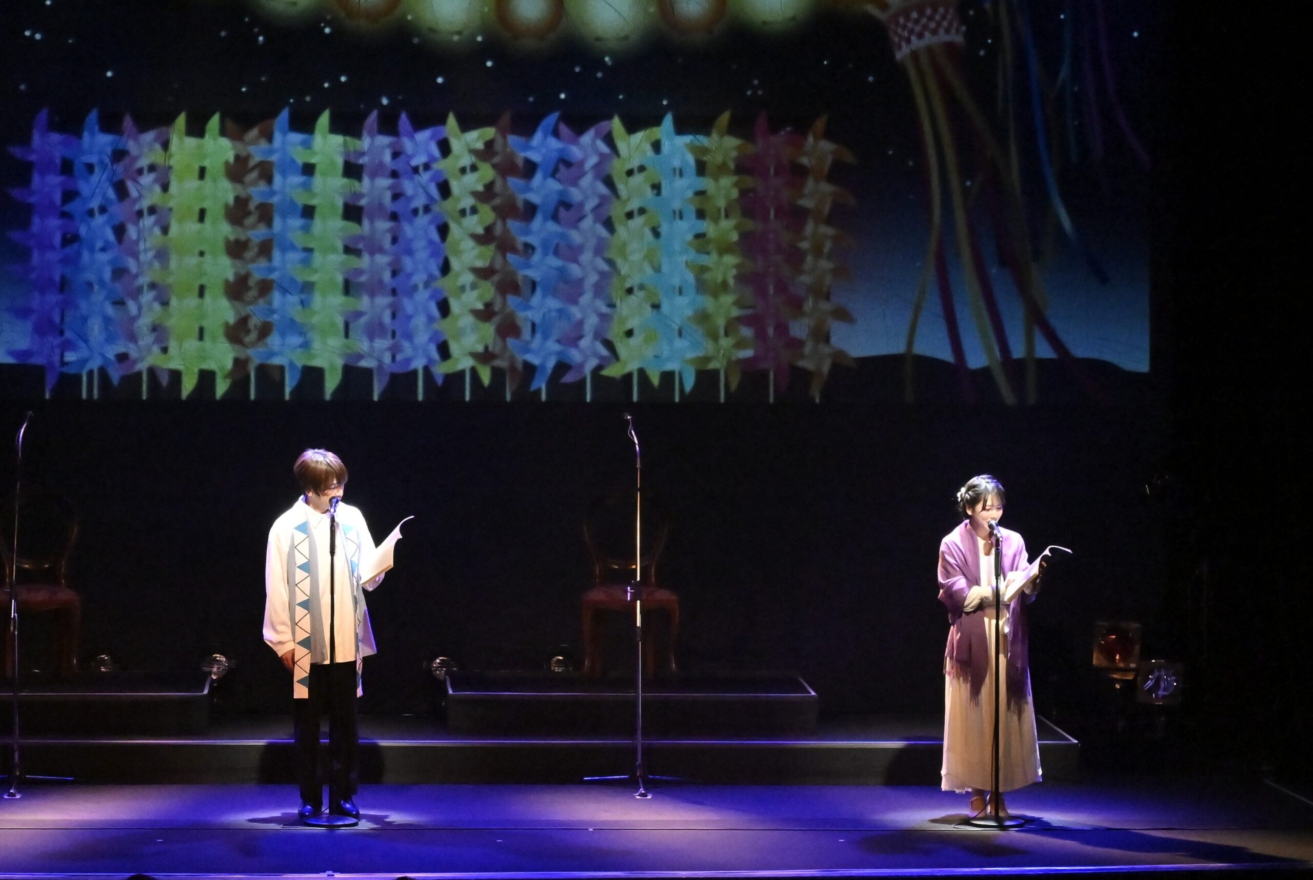 色鮮やかな背景と朗読劇の場面