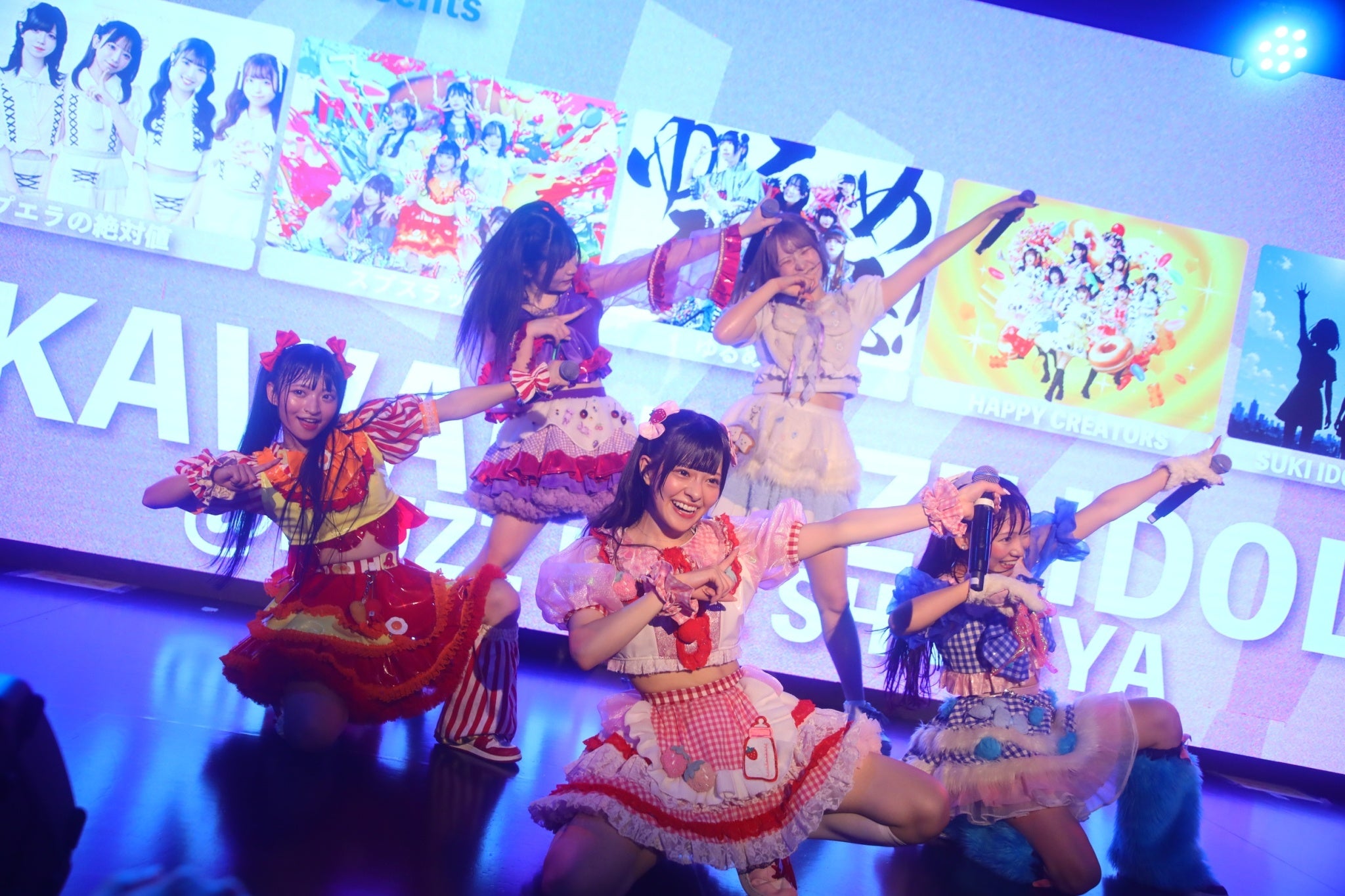 ステージでパフォーマンス中のアイドル