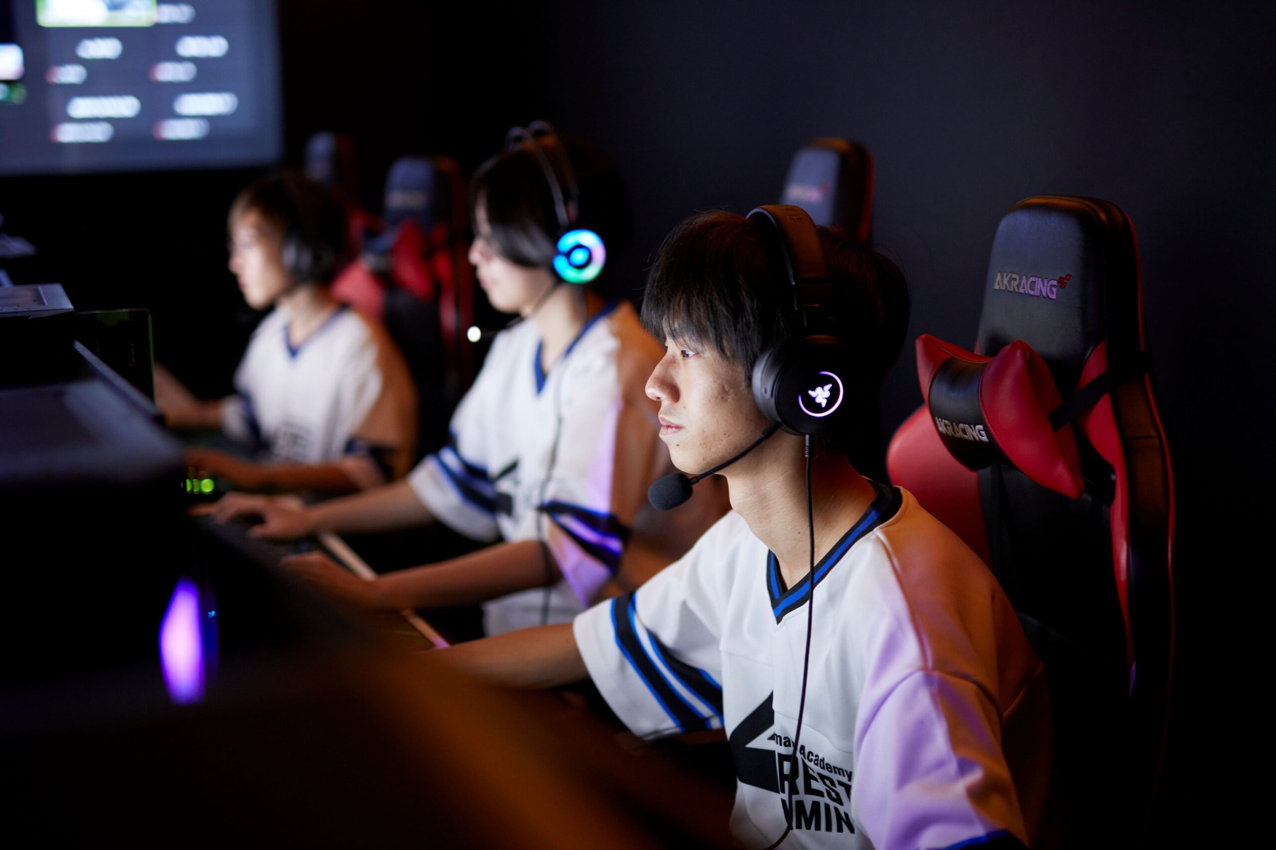 ヘッドセットを着けたeスポーツの選手たち