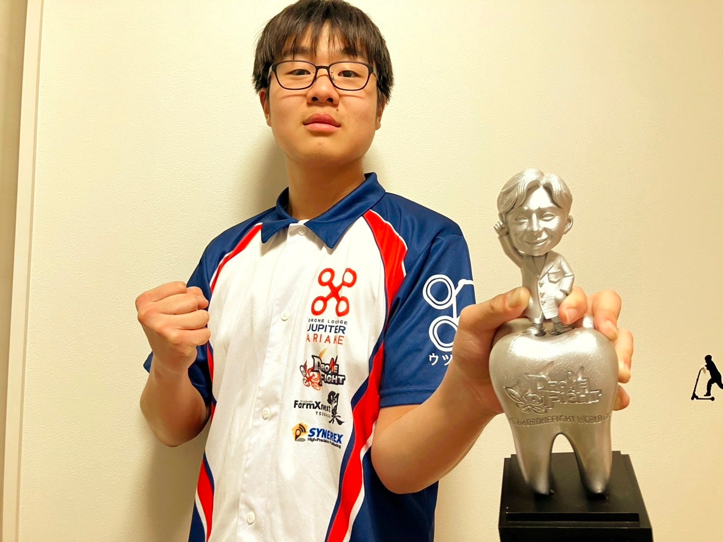 トロフィーを持つドローンファイト選手