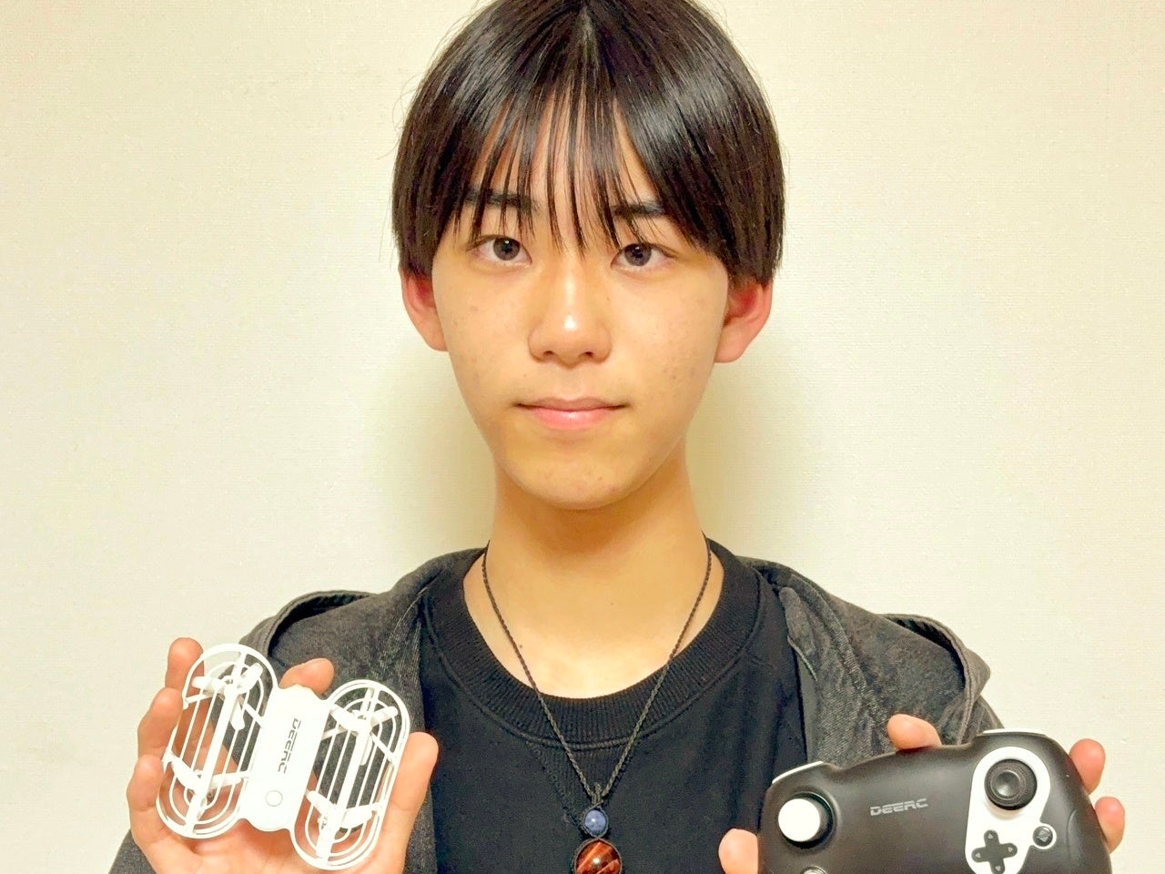 ドローンとコントローラーを持つ若者