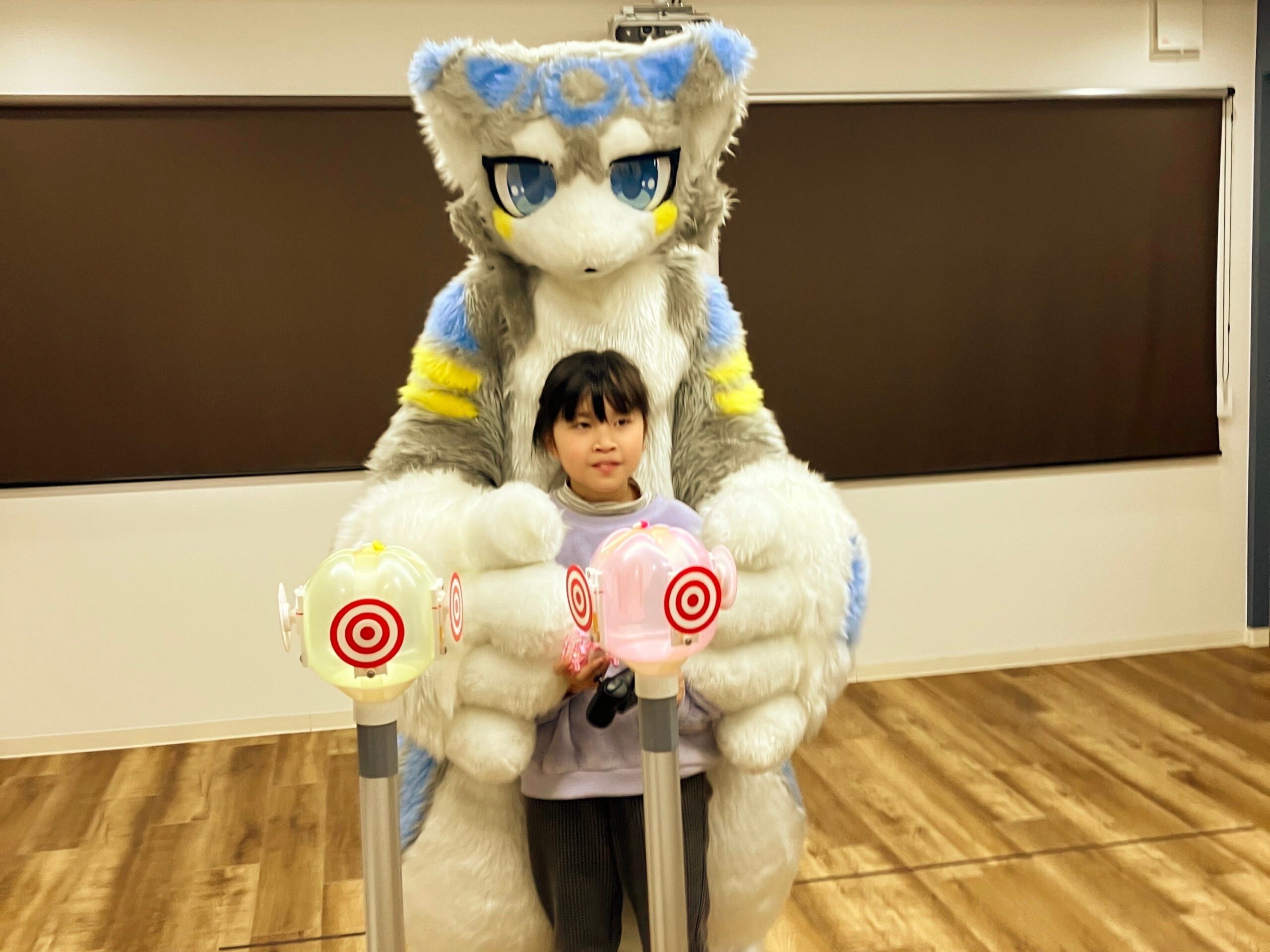 キャラクターと一緒にいる子供