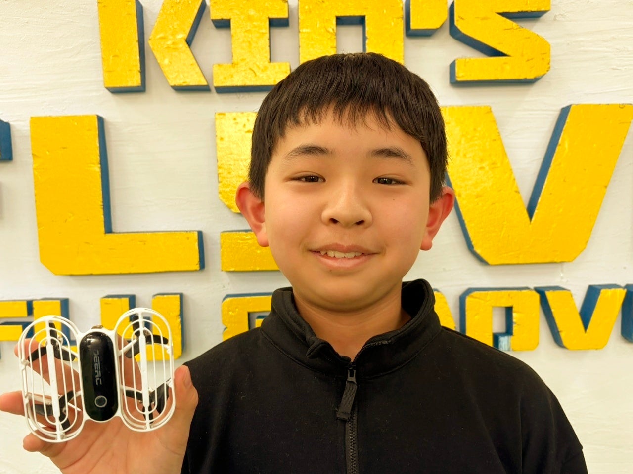 ドローンを手に持つ少年