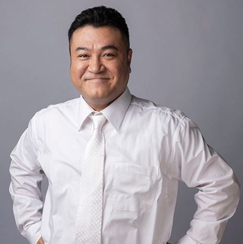 白い服を着た男性の笑顔