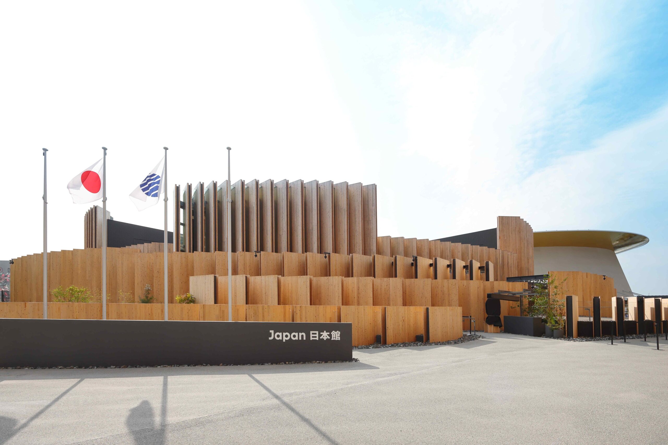 大阪万博日本館の外観と旗
