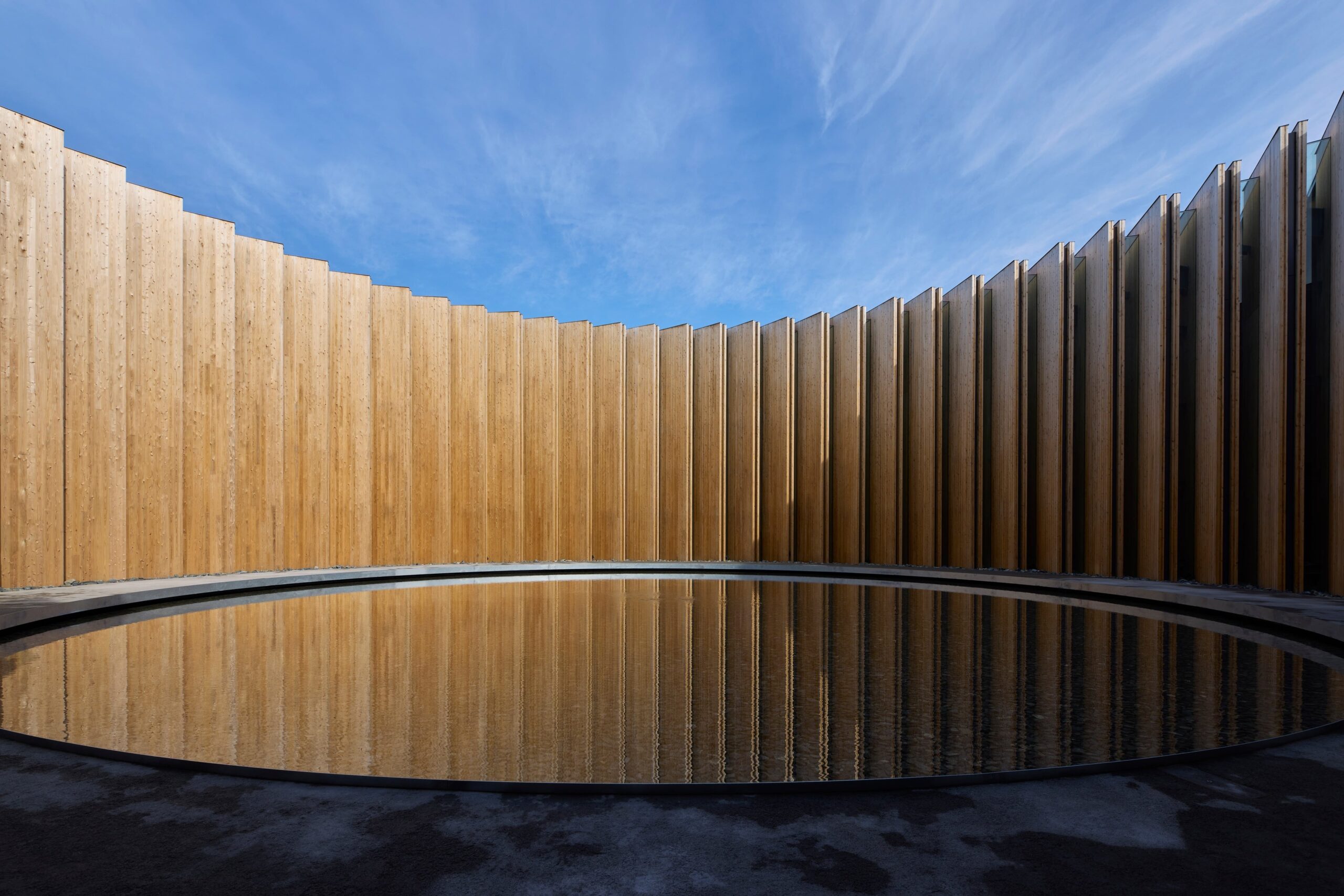 反射する水面と木製パネル