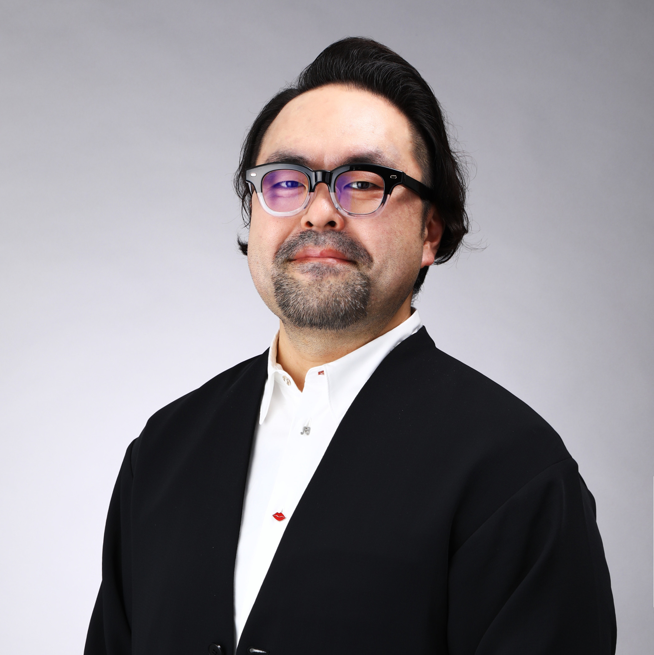 スーツ姿の笑顔の男性