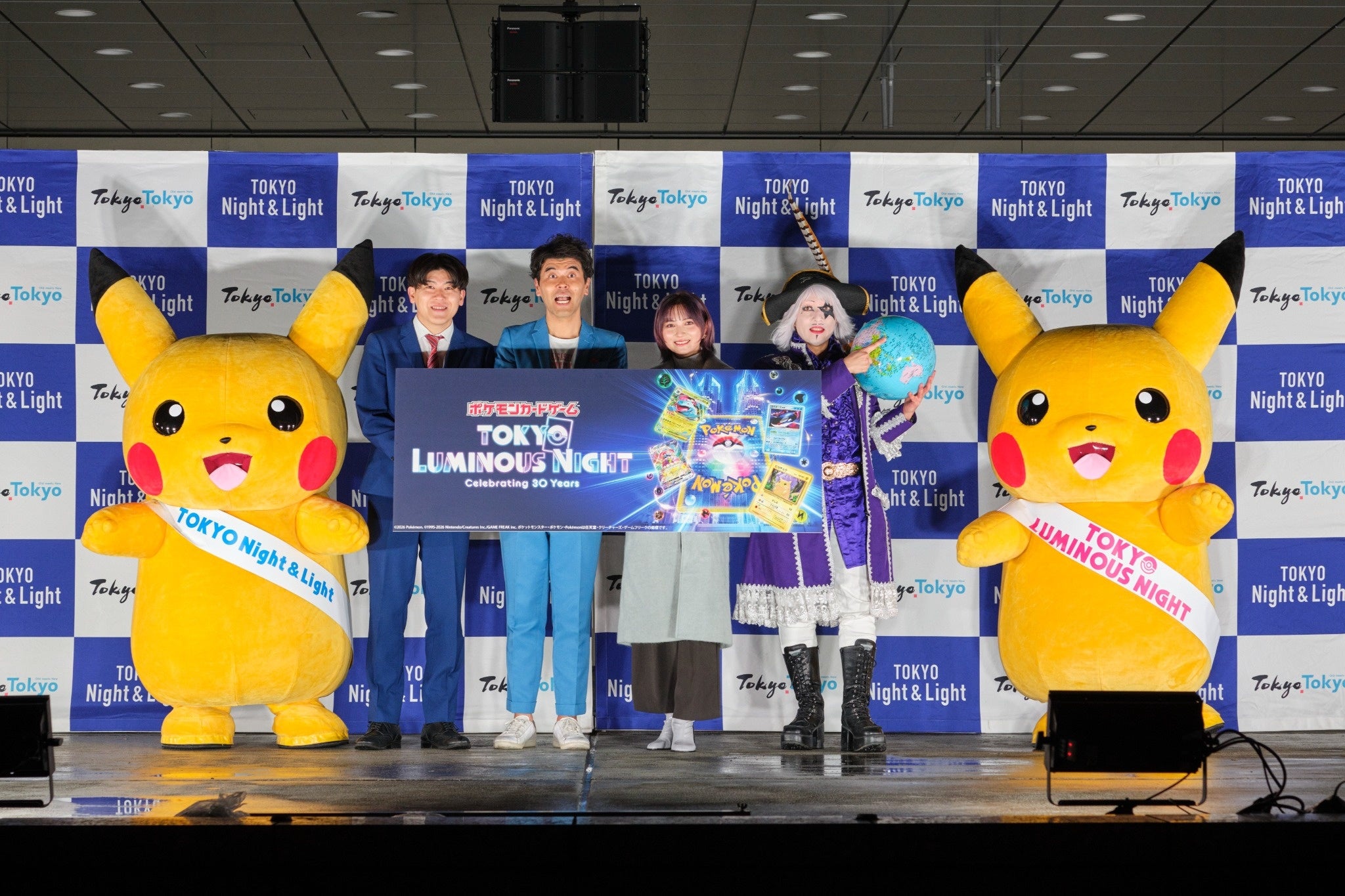 ピカチュウの着ぐるみとイベント参加者