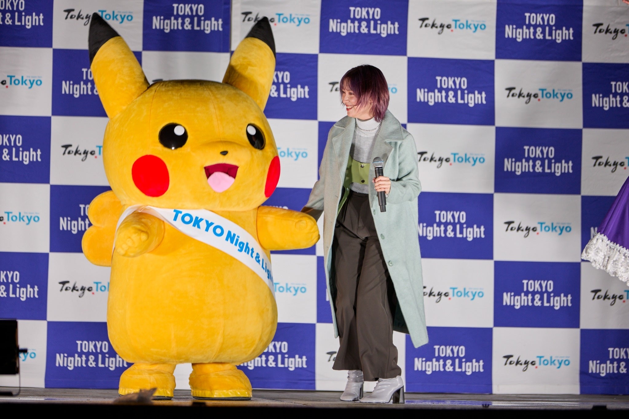 ピカチュウの着ぐるみと参加者の交流