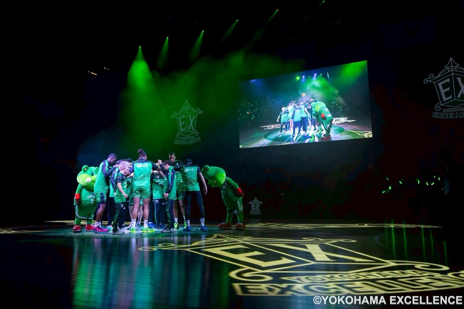 選手たちが試合前に円陣を組む