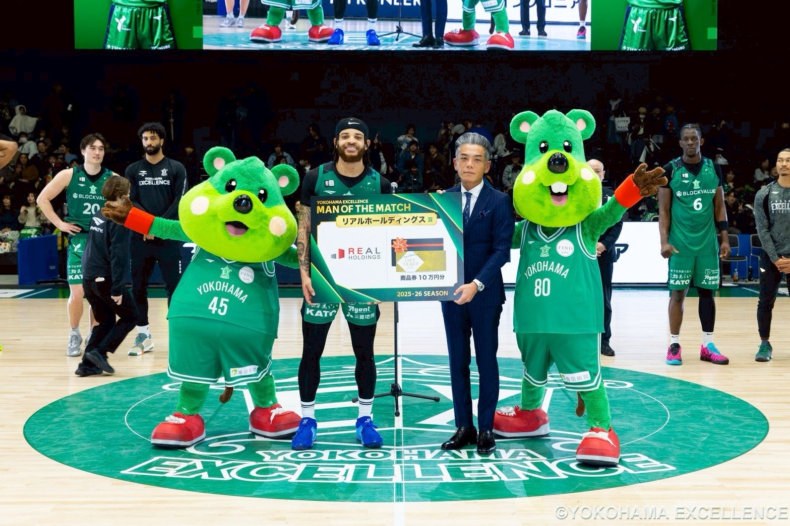 MVP受賞者とマスコットの記念撮影