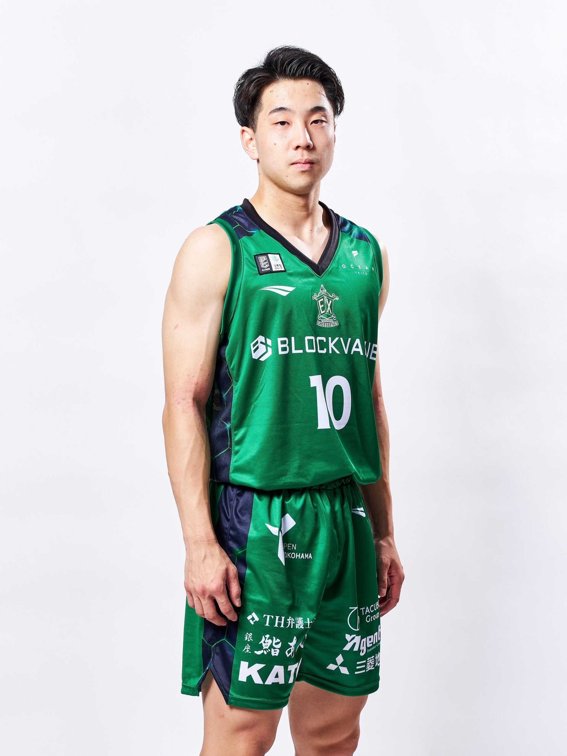 チームユニフォームを着た選手の個人写真