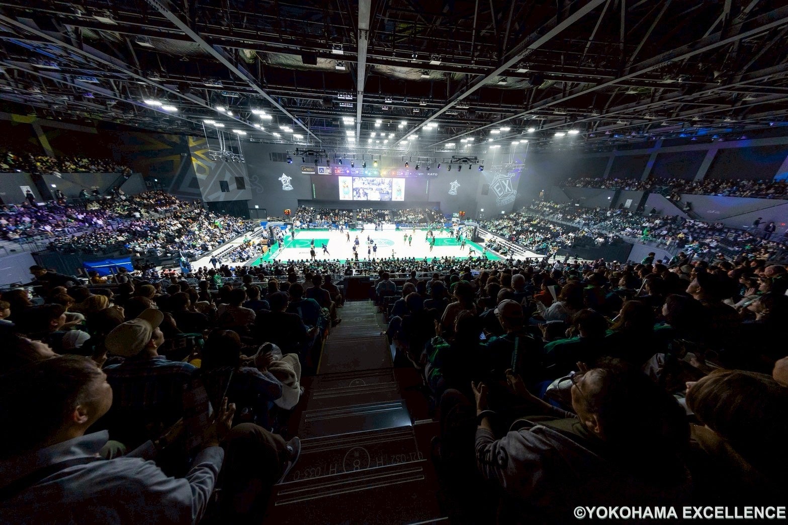 バスケットボール試合中の選手と観客