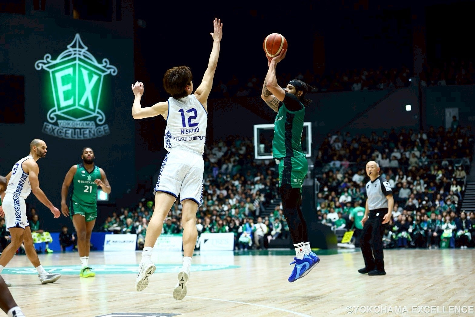 スリーポイントシュートを放つ瞬間