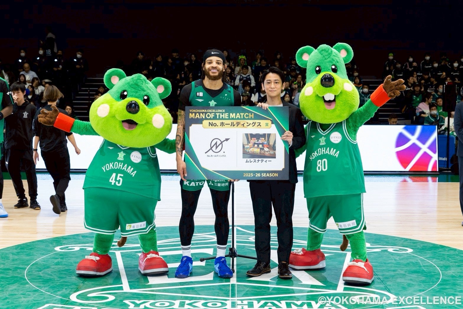 試合後に受賞者が表彰される場面